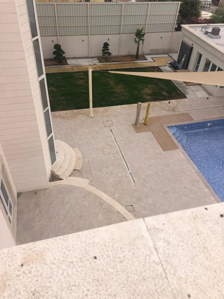فناء بممرات ومساحة عشب وجزء من مسبح