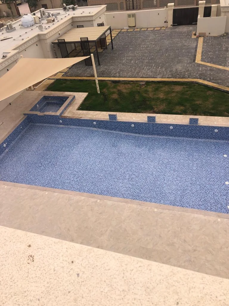 الأفنية ومحيط المسبح