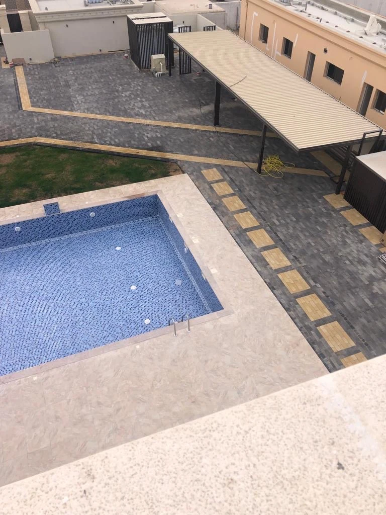 المسبح والمظلة وتنسيق الأرضيات